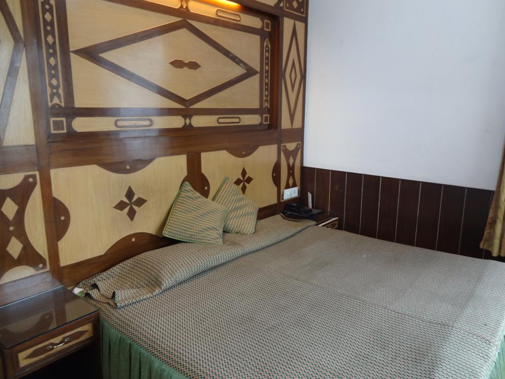 Hotel Ratan Dehradun Buitenkant foto