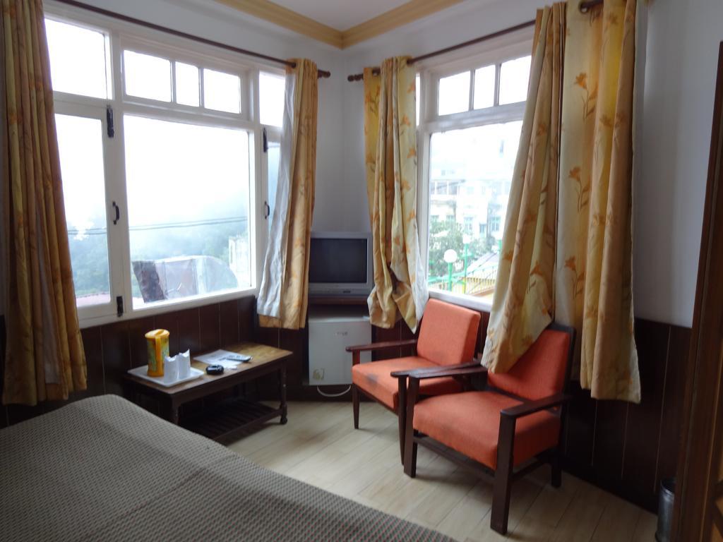 Hotel Ratan Dehradun Buitenkant foto