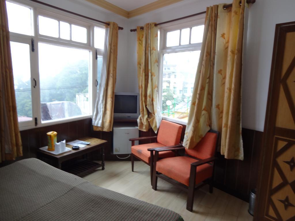 Hotel Ratan Dehradun Buitenkant foto
