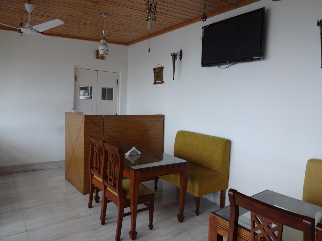 Hotel Ratan Dehradun Buitenkant foto